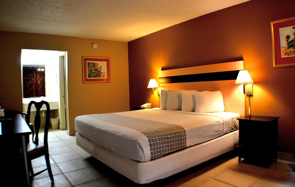 Roomba Inn & Suites At Old Town Kissimmee Exterior photo