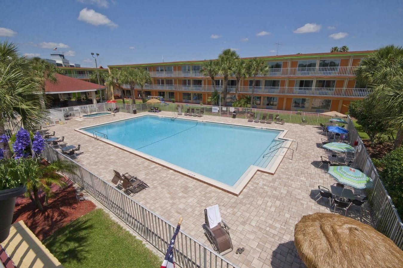 Roomba Inn & Suites At Old Town Kissimmee Exterior photo